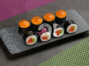 Ролл спайси с копченым лососем Ролл спайси с копченым лососем